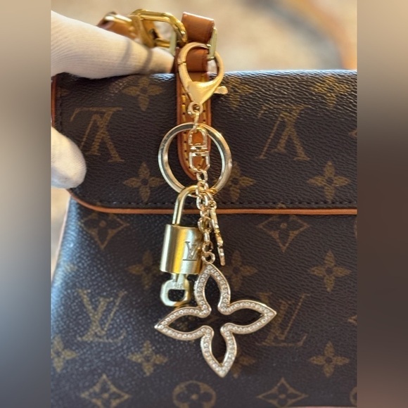 - Louis Vuitton beautiful set
Brass Lock & Key Set - Picture 5 of 7